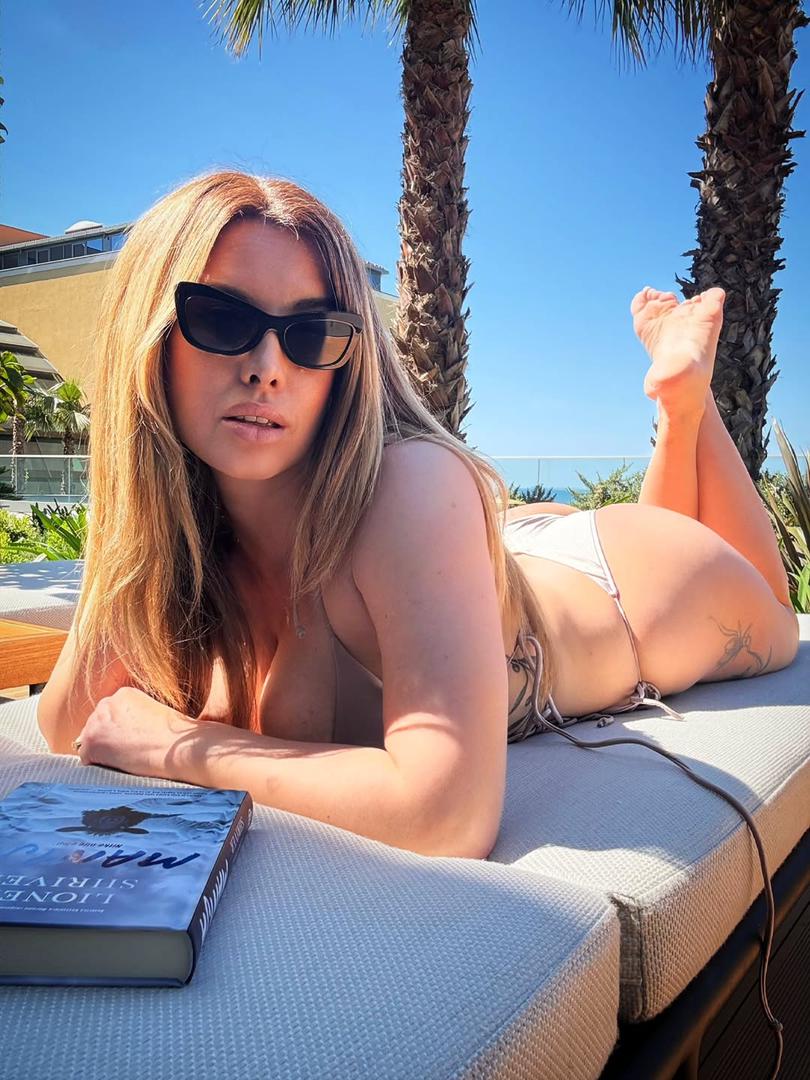 Celzijus je oduševila svoje pratitelje i svojim izgledom, a uz bazen je pozirala u crvenoj haljini na točkice s nogama u bazenu, uz to pokazala je i kako se sunča u bikiniju, a uživala je i u elegantnim izdanjima.