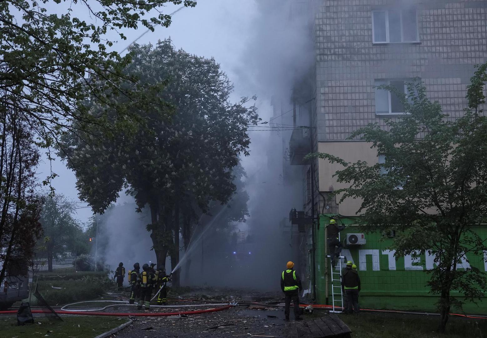 Firefighters work at the site an apartment building hit by a Russian drone strike, amid Russia's attack on Ukraine, in Kyiv, Ukraine May 7, 2025. REUTERS/Gleb Garanich Photo: GLEB GARANICH/REUTERS