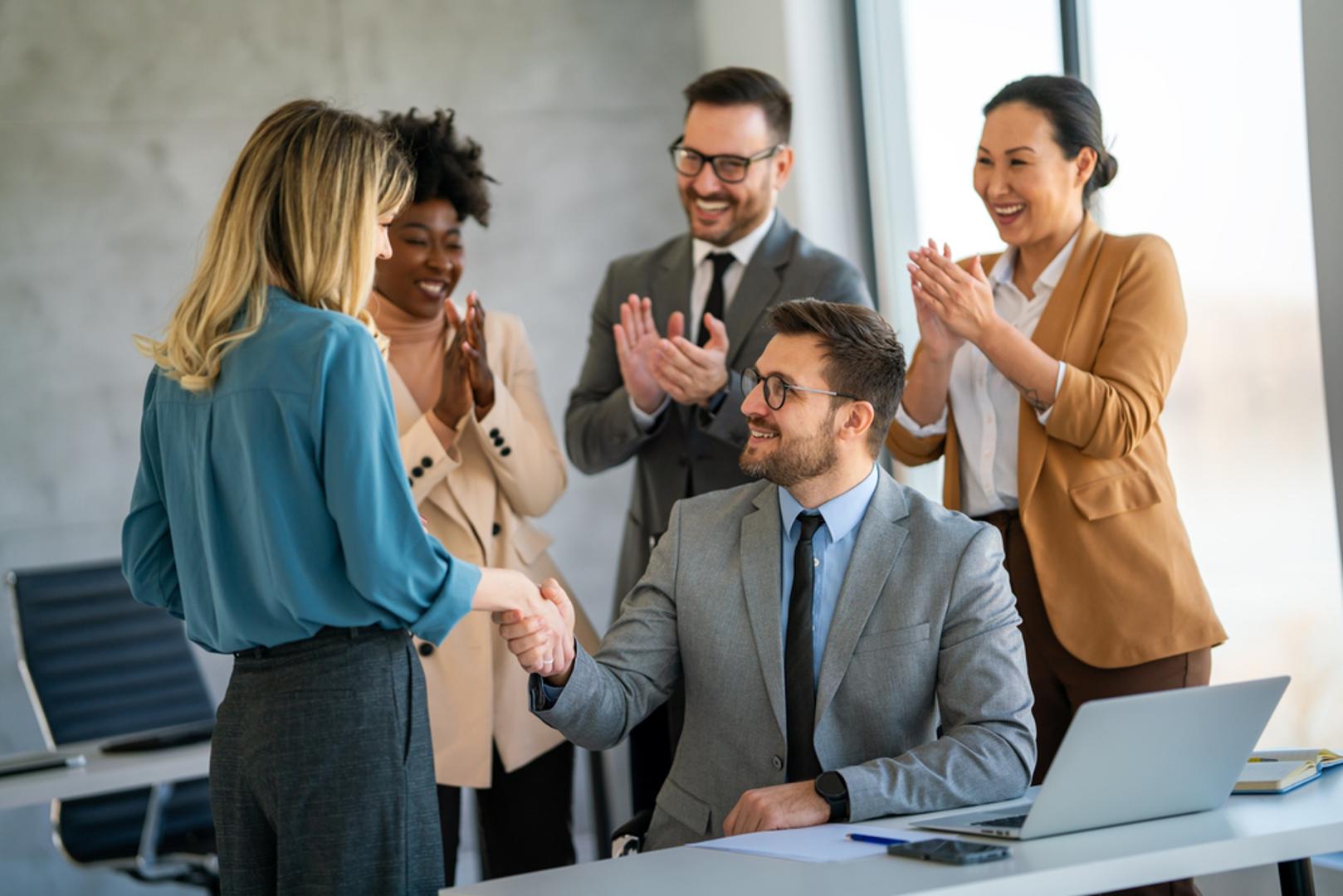 Stručnjaci već dugo upozoravaju da se iza naizgled nevažnih detalja često kriju osobine poput poštovanja, empatije, pouzdanosti i samokontrole. Zato za procjenu nečije naravi nisu uvijek potrebni veliki testovi, nego pažljivo promatranje i malo strpljenja. Cilj pritom nije osuđivati ljude, nego bolje prepoznati kome vrijedi pokloniti povjerenje, vrijeme i bliskost.