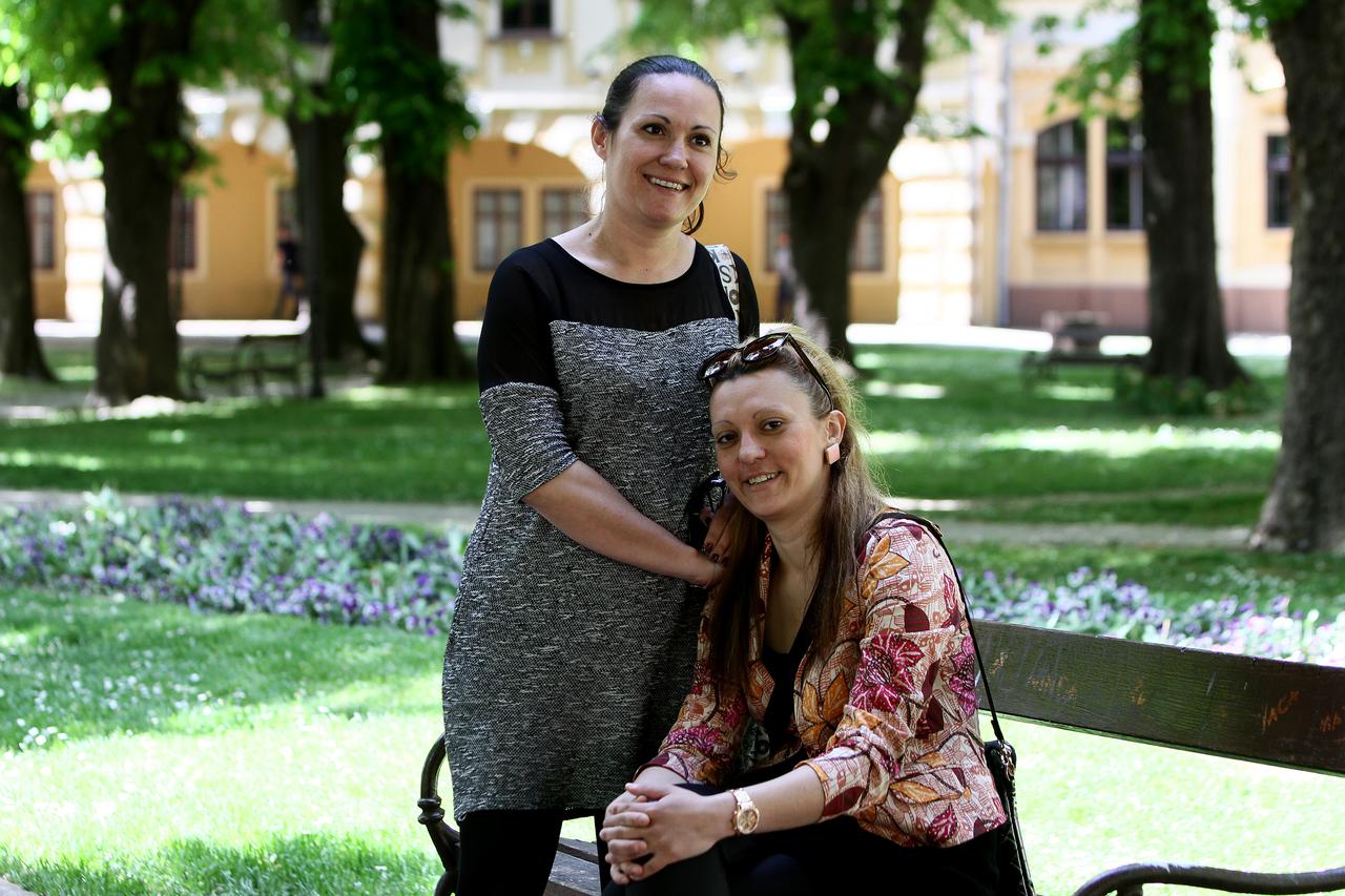 30.04.2015.Vinkovci.Hrvatska.Prica o sestrama Jukic koje boluju od multipleskleroze.Mirjam Jukic sa sestrom  Photo: Marko Mrkonjic/PIXSELL