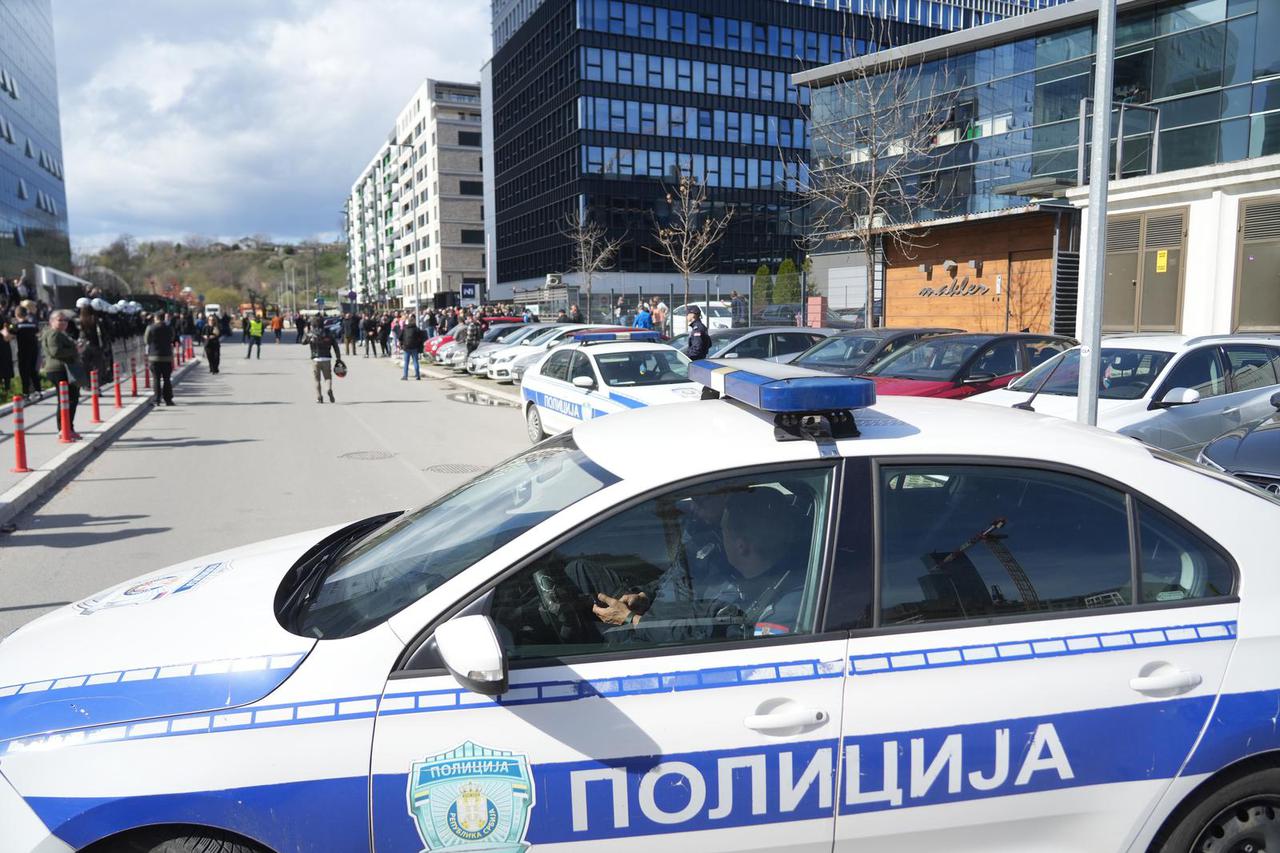 Grupa prosvjednika blokirala je ulaz u redakciju N1 u Beogradu