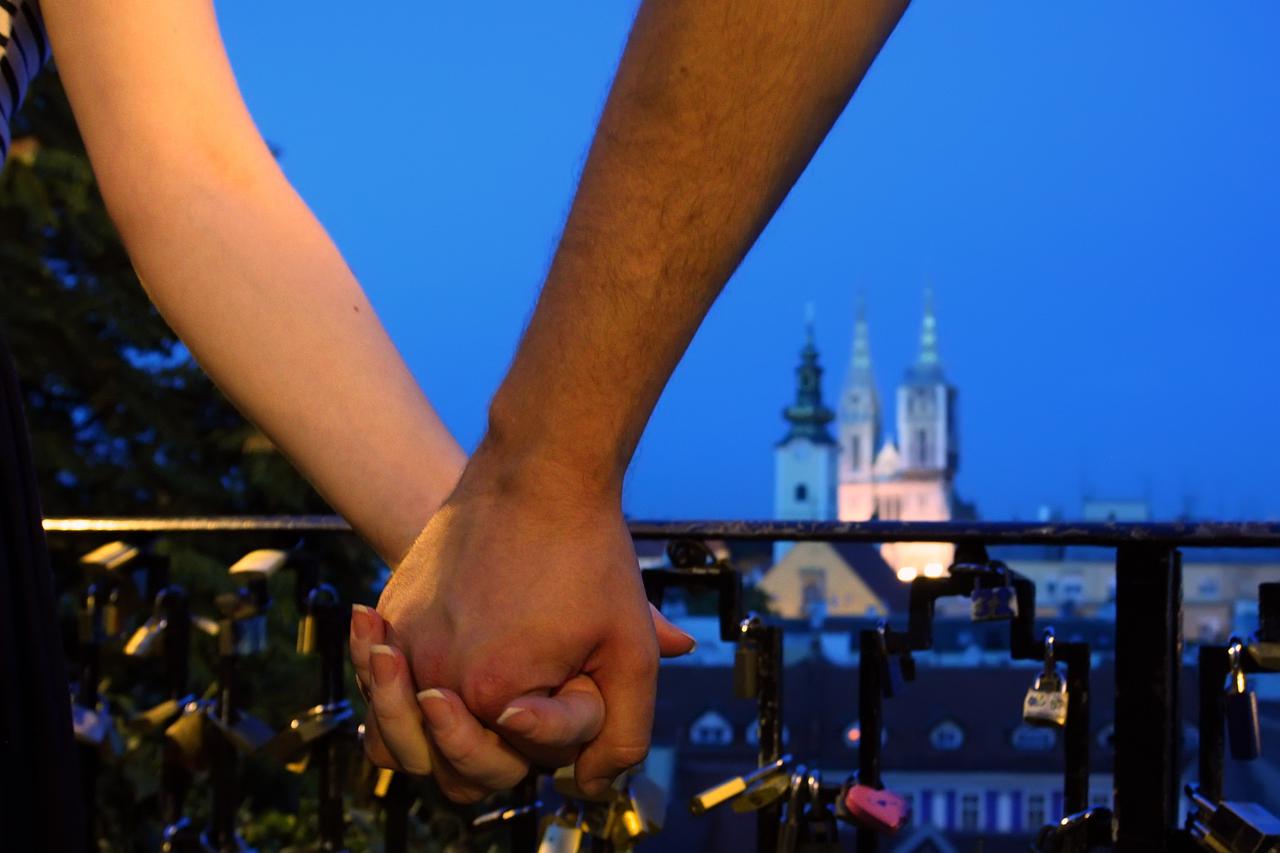 10.08.2014., Zagreb - Na zagrebackom Gornjem gradu koji pruza mir, intimu i romanticni pogled zaljubljenim parovima, na ogradi preko koje se pruza pogled na katedralu, zakljucano je na stotine razliitih lokota s ispisanim imenima, datumima i porukama. Sva