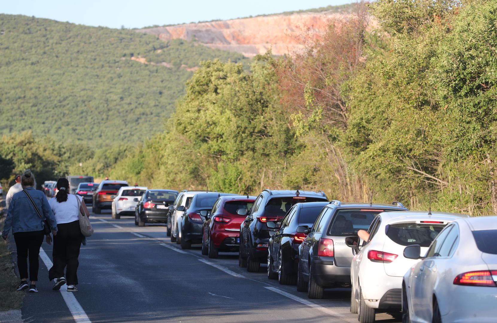 U utorak oko 4 sata kolone automobila slijevale su se iz pravca Sinja preko Muća do Splita, dok je u suprotnom pravcu od Sinja i Muća do Knina bila nešto manja gužva. 
