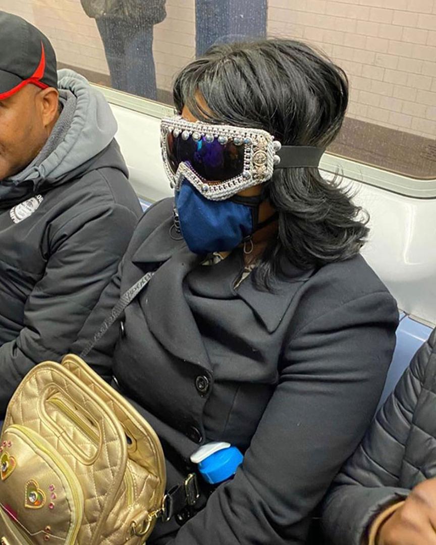 Neki i dalje drže do mode, kao ova žena koja je uz masku stavila i skijaške zaštitne naočale s ukrasima.