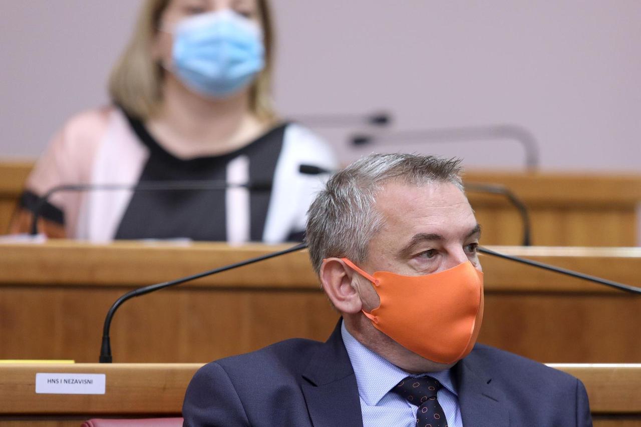 Zagreb: Saborski zastupnici nose različite zaštitne maske