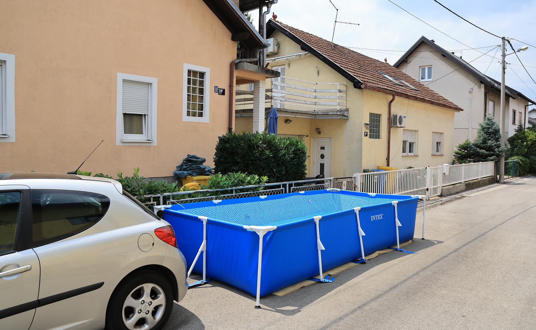 Umjesto automobila, na dijelu ulice osvanuo je dječji bazen koji je, kako kažu susjedi, jedna baka postavila kako bi se njezini unuci mogli rashladiti tijekom vrućih dana. 