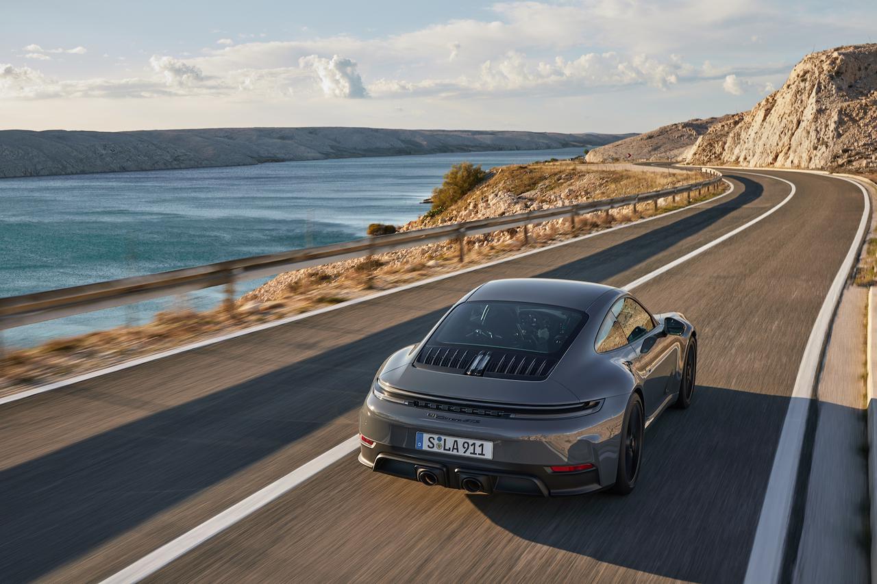 Audi Q4 e-tron na električnoj punionici 