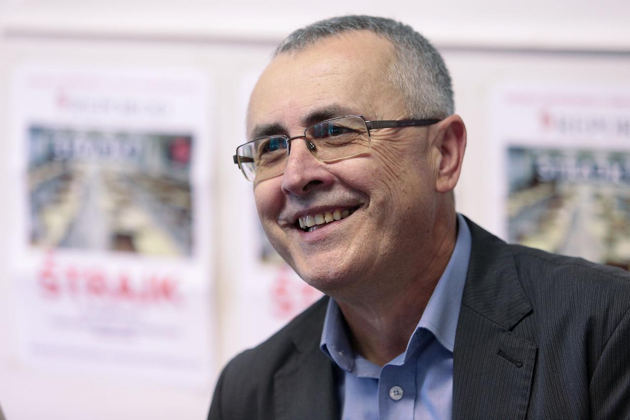 05.10.2015., Zagreb -Zbog neuspjesnog strajka Zeljko Stipic, predsjednik sindikata Preporod podnio je ostavku na mjesto predsjednika . Od 7. do 13. listopada u svim podruznicama sindikata  provest ce se  pojedinacno izjasnjavanje clanstva o ponudjenoj ost