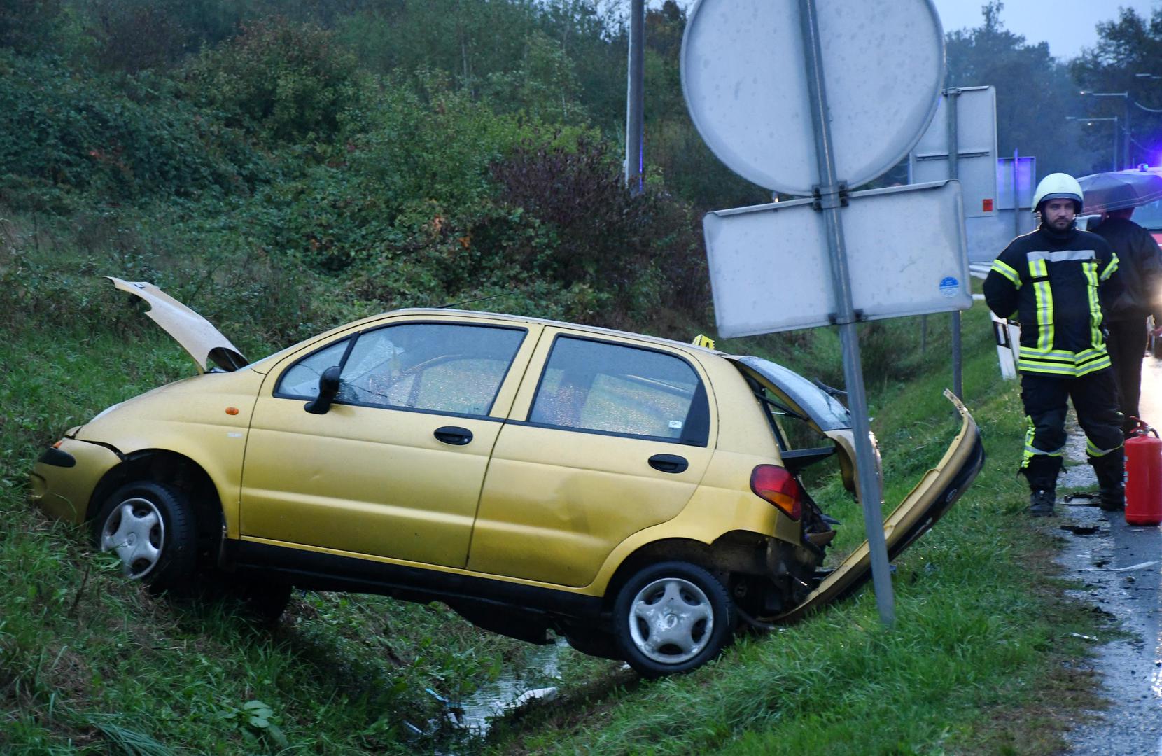 10.10.2021., Zazina - U prometnoj nesreci koja se oko 16,35 sati dogodila na drzavnoj cesti Sisak-Zagreb sudjelovala su dva osobna automobila, pri cemu je jedna osoba poginula. Policija obavlja ocevid