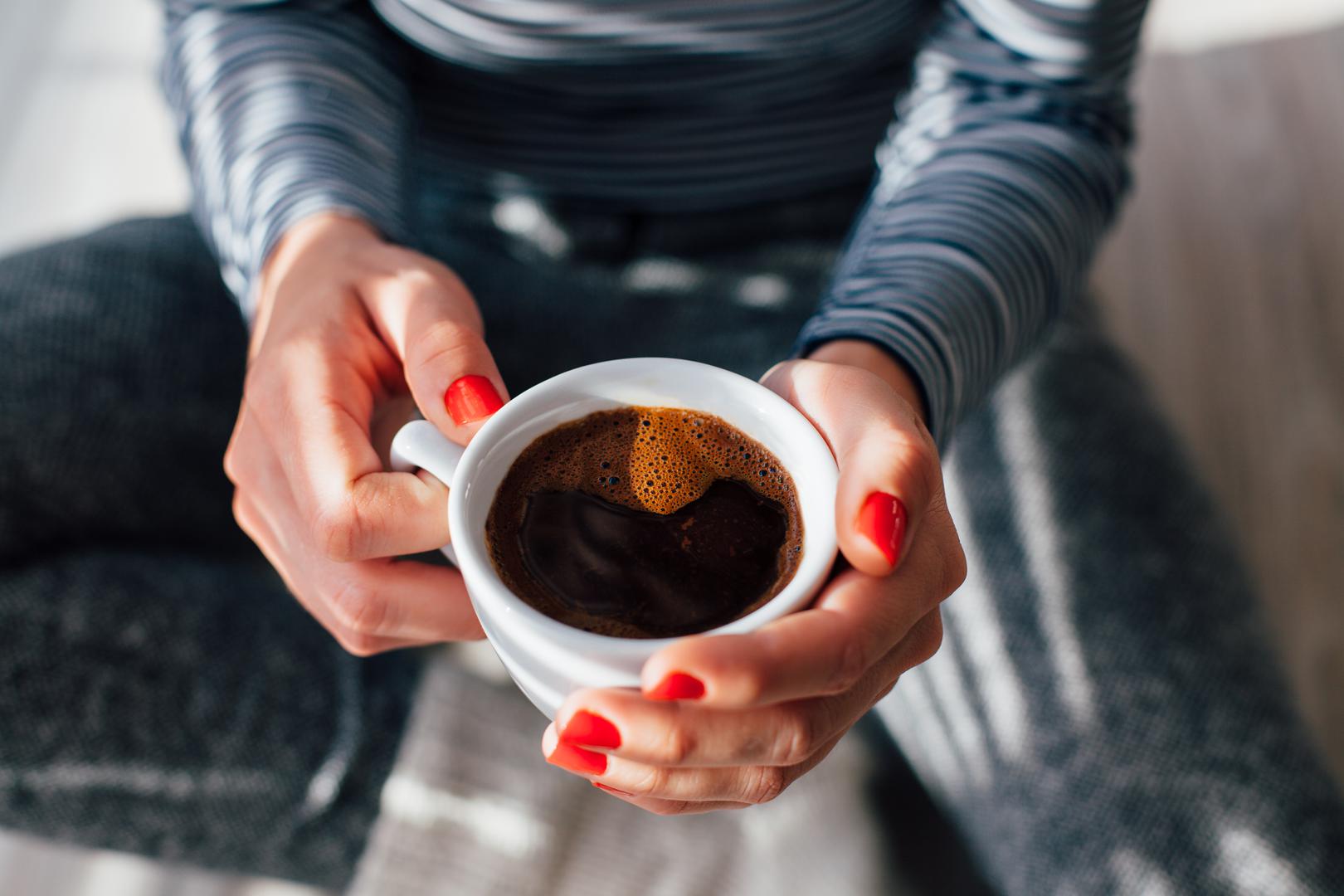Kava - Konzumacija „obične“, crne kave pokazala se dobrom kad je riječ o povećanju dobrog kolesterola u tijelu te o smanjenju upala. Kava je bogata antioksidansima koji štite srce i stanice, a ako ne pretjerujete u konzumaciji, nema potrebe izbaciti je iz dnevnog plana prehrane.