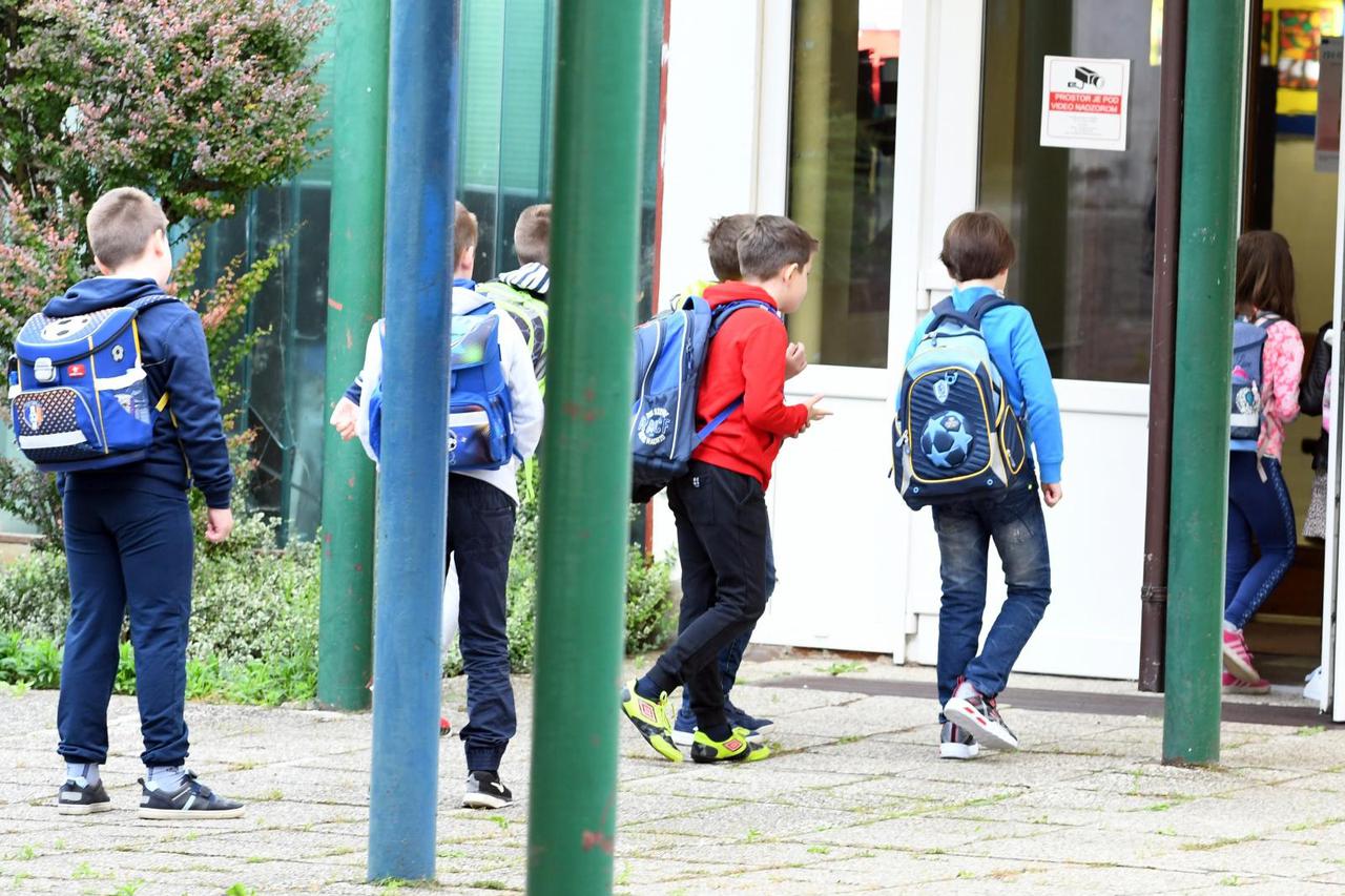Sisak: Učenici od 1. do 4. razreda ponovo su krenuli u školu
