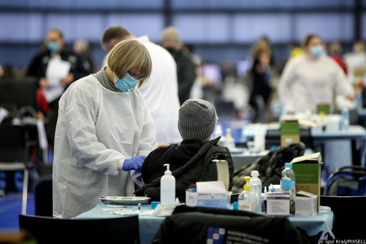 Zagreb: Velike gužve za cijepljenje na godišnjicu početka cijepljenja u RH