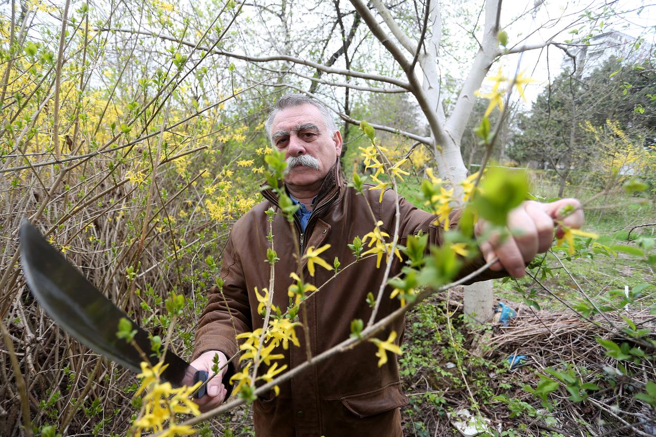 09.04.2015., Zagreb - Divlje odlagaliste otpada u sigetu iza crkve. Mladen Ancic. Photo: Slavko Midzor/PIXSELL