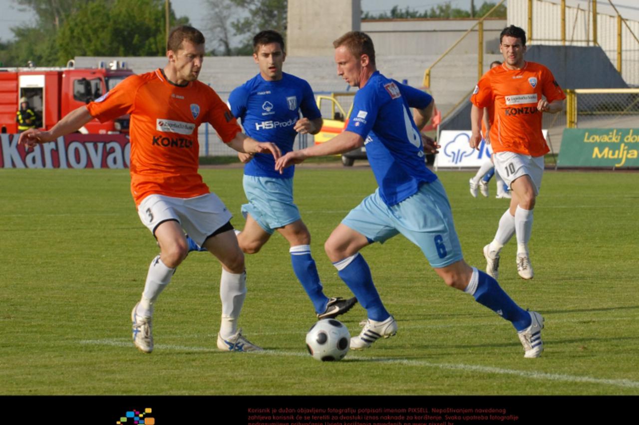 '01.05.2010., Karlovac - Nogometna utakmica 28. kola Prve HNL izmedju domacina NK Karlovac i NK Sibenik. Goran Paracki (6), Igor Budisa (3).  Photo: Kristina Stedul Fabac/PIXSELL'