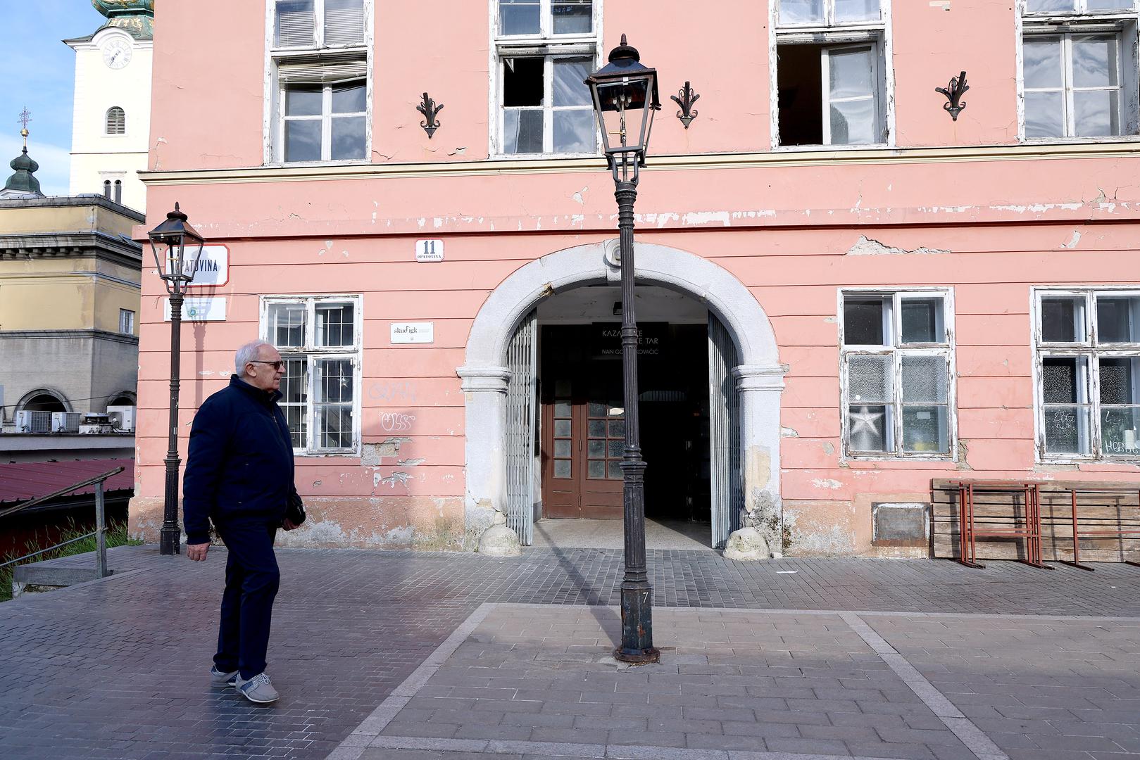 U samom srcu Zagreba, tik uz tržnicu Dolac, jedna od vrijednih povijesnih građevina iz dana u dan sve više propada. 
