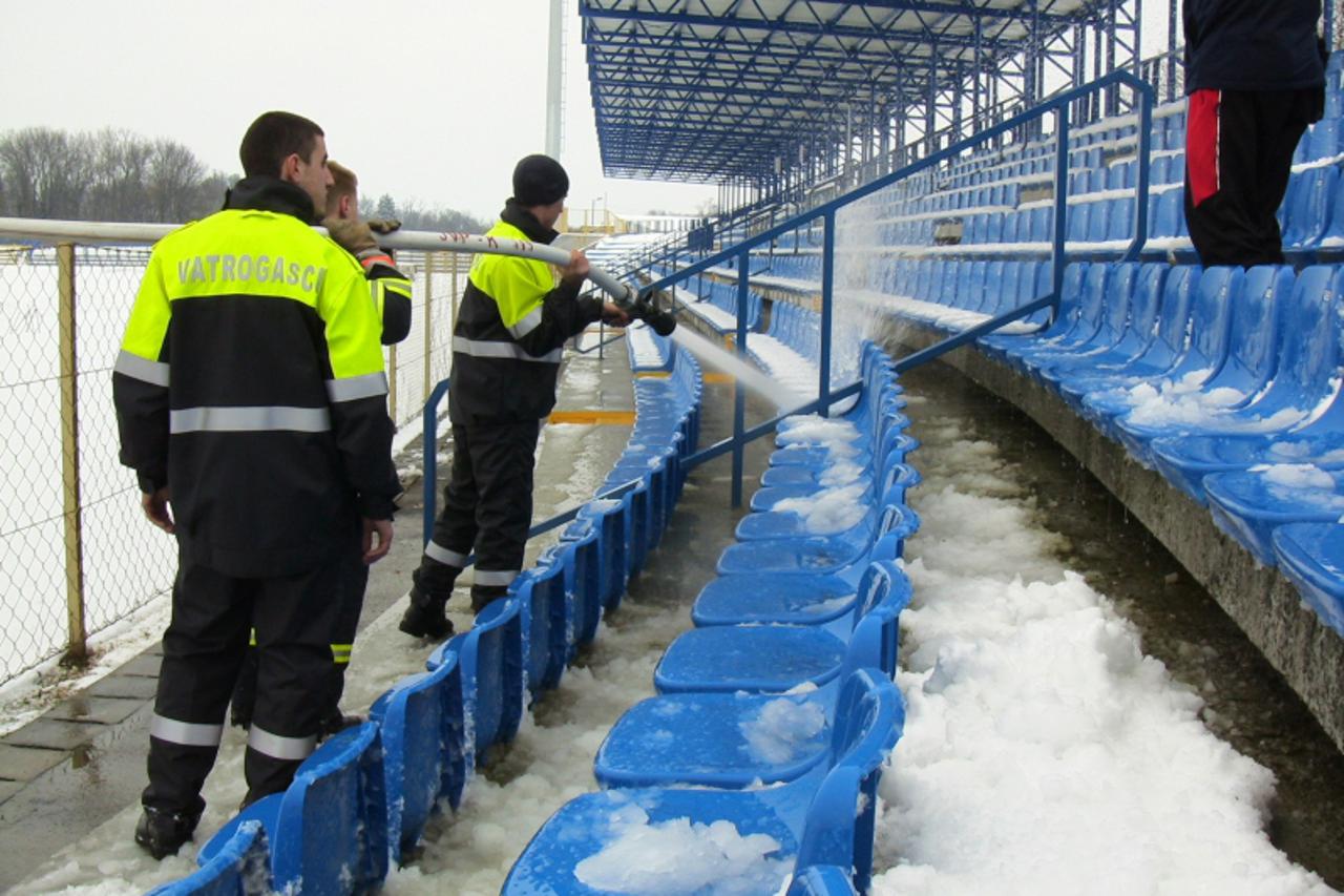 'vatrogasci i navijaci ciste stadion od snijega uoci subotnje utakmice sa Slavenom Belupom'