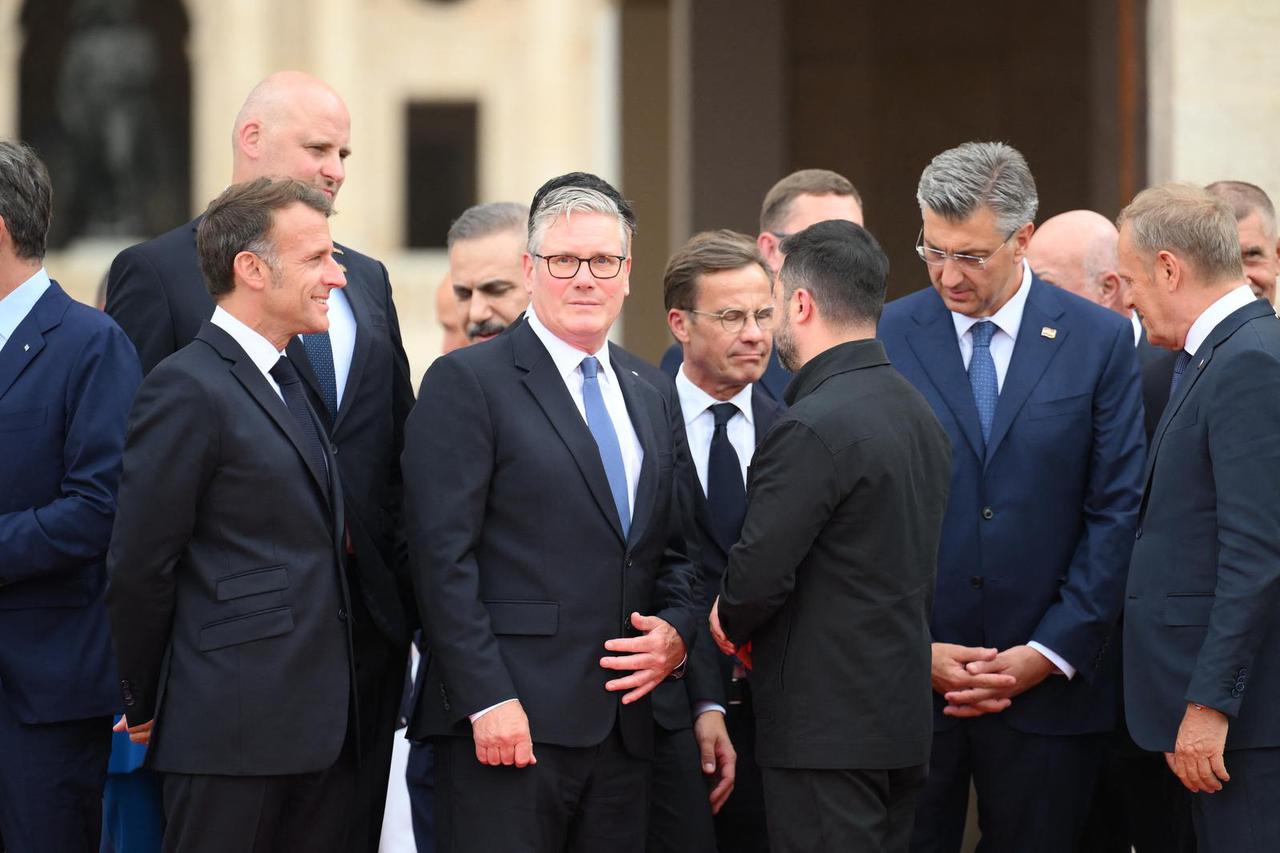 Emmanuel Macron, président de la République Française, accueille les dirigeants européens au Sommet de la coalition des Volontaires à l'Hôtel des invalides