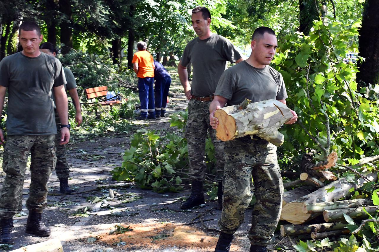 Slavonski Brod: Pripadnici Hrvatske vojske na uklanjanju posljedica razornog nevremena u središtu grada