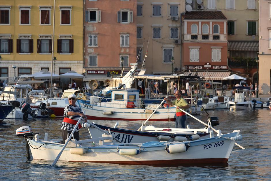 Rovinj: Turisti oduševljeni vožnjom ribarskim ?amcem uz glazbu do ribljeg restorana