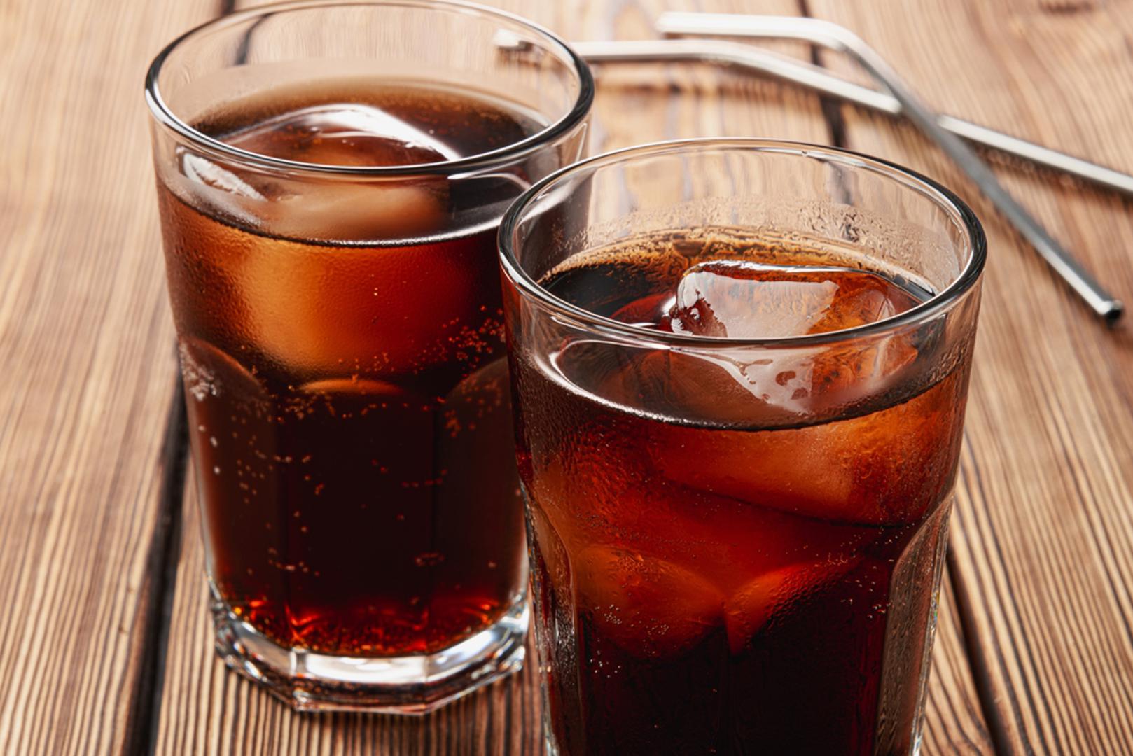 Gazirana pića: Mjehurići ugljičnog dioksida šire želudac i mogu pojačati mučninu, podrigivanje i refluks, pogotovo kad nema druge hrane koja bi 'prigušila' učinak. Zaslađena pića dodatno remete šećer u krvi, a umjetni zaslađivači kod nekih izazivaju nadutost i grčeve. Hidrataciju započnite vodom ili toplim biljnim čajem, a pjenušave napitke ostavite za kasnije.