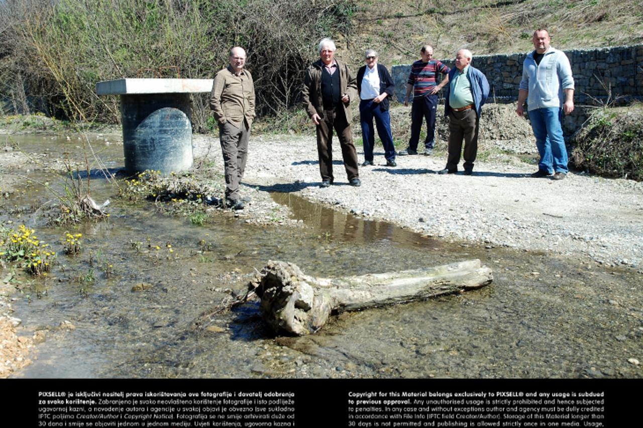 '14.04.2013., Zagreb - Stanovnici nezadovoljni sanacijom klizista izmedju Vaupoticeve ceste i ceste Crnomerecki potok. Photo: Luka Stanzl/PIXSELL'