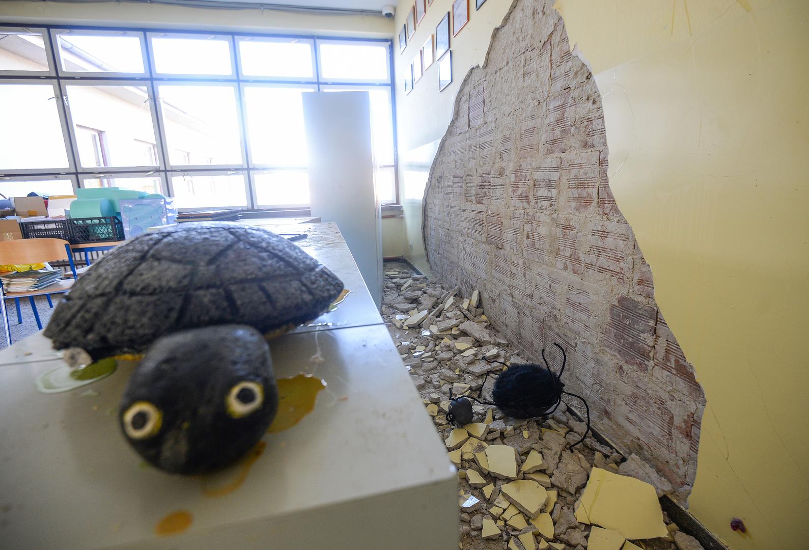 06.05.2020., Zagreb - Roditelji djece iz OS Bukovac napravili su peticiju koja je prikupila 2700 potpisa u samo nekoliko dana. Skola je jako ostecena u potresu i djeca na jesen nece imati gdje na nastavu. Umjesto da se steta sanira i skola zakrpa, traze da se zgrada srusi i digne nova po projektu kojeg vec imaju. Photo: Marko Prpic/PIXSELL