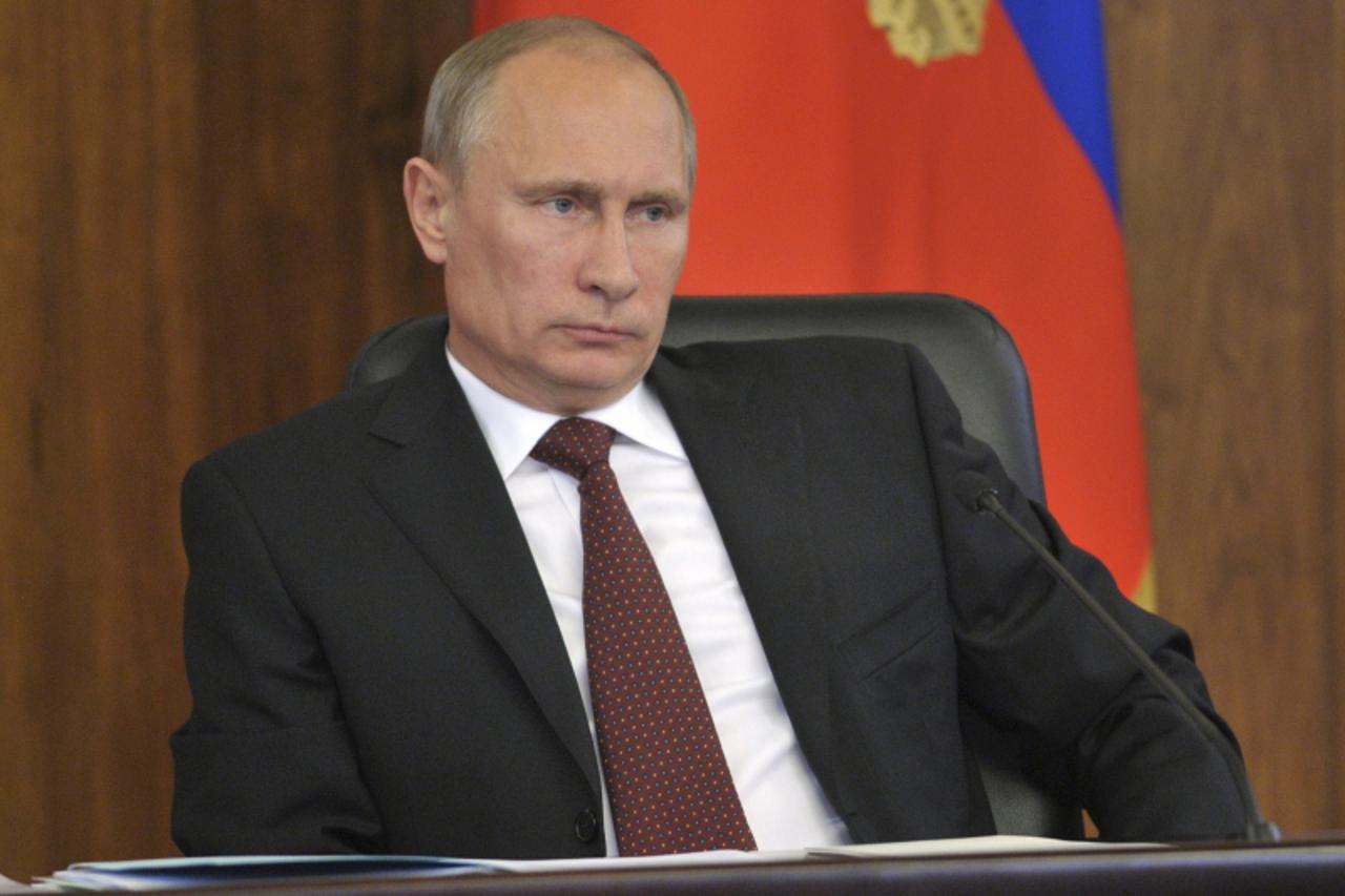 'Russian President Vladimir Putin attends a meeting during his visit to Khabarovsk August 29, 2013. REUTERS/Aleksey Nikolskyi/RIA Novosti/Kremlin (RUSSIA - Tags: POLITICS BUSINESS ENERGY) ATTENTION ED