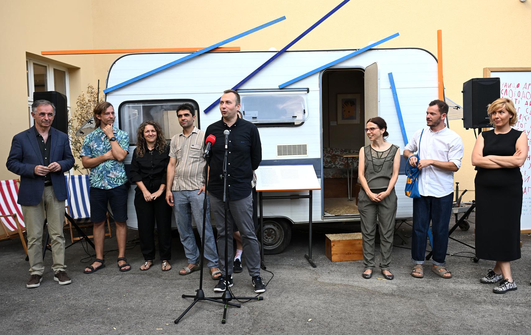 Izložba se sastoji iz dvije cjeline od kojih je prva je posvećena "Ježevoj kućici", a osmišljena je kao svojevrsna fikcija, realizirana u suradnji sa djecom uzrasta od pet do deset godina iz Beograda, Zagreba i Sarajeva i studenticama scenografije Beogradskog univerziteta