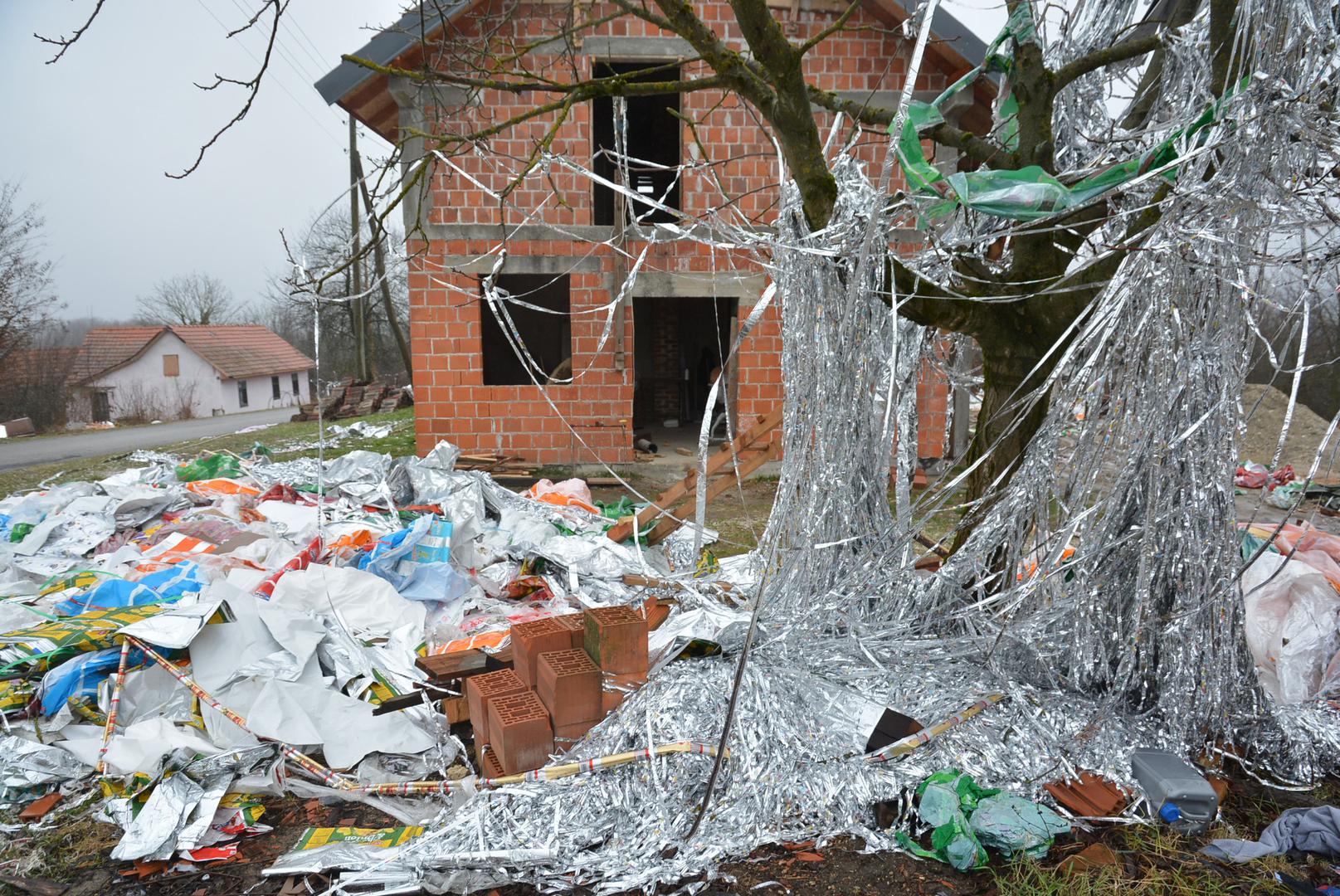02.02.2018., Gornja Garesnica - Sipanje se s godinama prometnulo u neslavan bilogorski obicaj. Na podrucju Bjelovarsko-bilogorske zupanije njeguje se jedinstven obicaj "slavlja" dolaska kuci majke i novorodjenceta iz bolnice, poznat pod nazivom sipanje. Rodbina, prijatelji i susjedi iskazuju veselje zasipavanjem dvorista perjem i papirima, a neuobicajeni nestasluci postaju ocekivani dio slavlja. Ovo je obicaj koji nema pisana pravila pa on ovisi o "kreativnosti" sipaca. Moze se zateci da se pale gume, sipaju limeni cepovi boca, ostavljaju olupine automobila ili slican otpad. Tako je, umjesto da je zasuta cvijecem, novopecena majka zasuta smecem. Neopisiva je to muka za domacine koji danima moraju cistiti dvoriste. Nekada su se prema narodnim obicajima sipali pljeva i perje. Pljeva koja je cuvala zrno zita, znacila je da se zena ocistila nakon poroda, a perje kako bi novorodjence imalo lagodan zivot poput ptice. "nPhoto: Damir Spehar/PIXSELL                                       