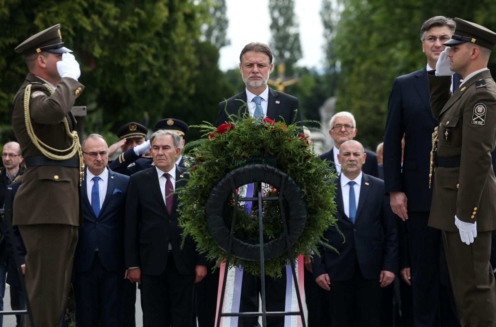 30.05.2020., Zagreb - Povodom Dana drzavnosti polaganje zajedničkog vijenca Predsjednika Republike Hrvatske, Predsjednika Hrvatskog sabora i Predsjednika Vlade Republike Hrvatske s izaslanstvima ispred Sredisnjeg kriza branitelja na Gradskom groblju Mirogoj te na grob Franje Tudjmana. Photo: Marin Tironi/PIXSELL