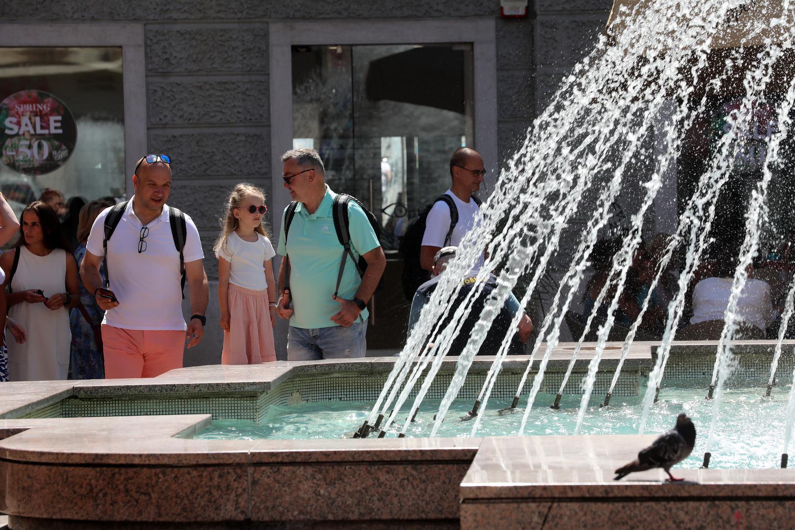 17.06.2024., Rijeka - Gradjani i turisti spas od sunca i vrucine traze na razne nacine. Kupanjem u moru, sladoledom, nosenjem sesira, osvjezenjem na fontani, sklanjanjem u hlad. Photo: Goran Kovacic/PIXSELL