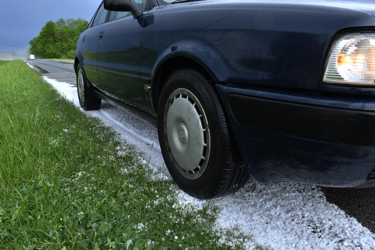Nevrijeme praćeno jakim vjetrom, kišom i tučom protutnjalo kroz Slavonski Brod