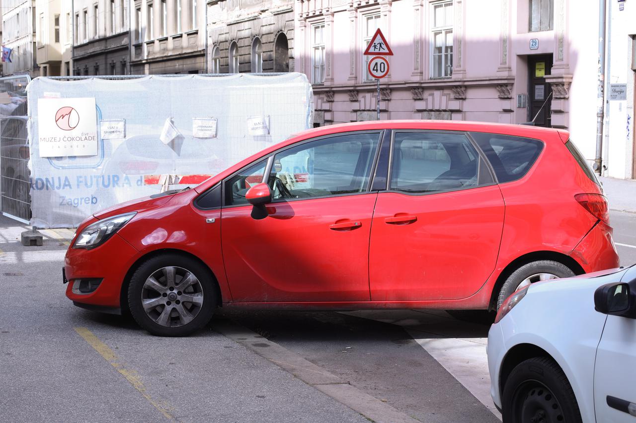 Zagreb: Unatoč dostupnim garažama i parkiralištima u centru grada, sve je više nepropisno parkiranih vozila
