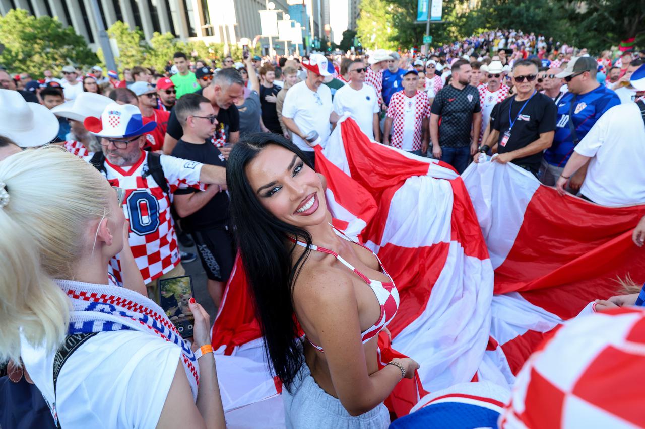 SP 2026 Dallas: Ivana Knoll na povorci hrvatskih navijača u Dallasu uoči utakmice Engleske i Hrvatske na Svjetskom prvenstvu