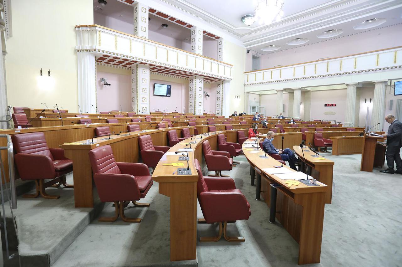 Zagreb: Standardna slika petkom u Saboru - sabornica gotovo prazna