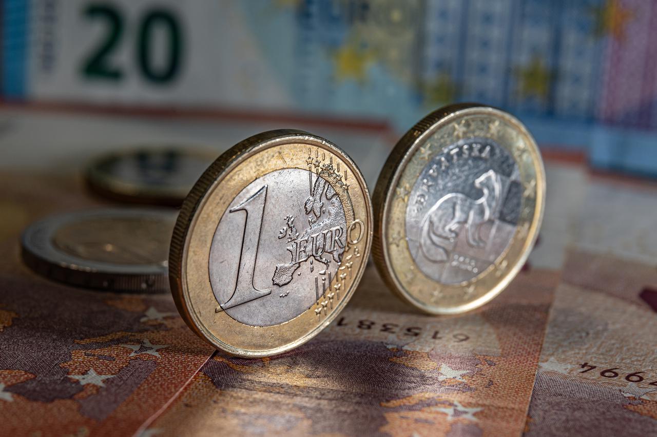 Od 1. siječnja 2023. euro je postao službena valuta u RH