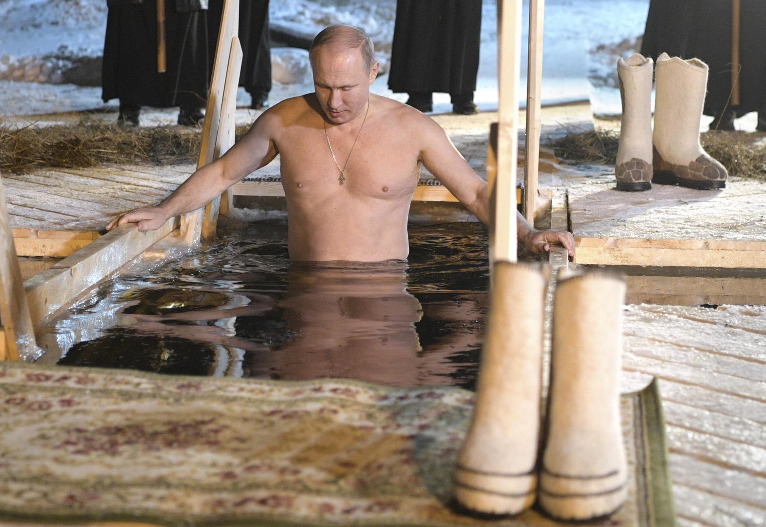 Putin golog poprsja usred noći ušao u ledeno jezero.
