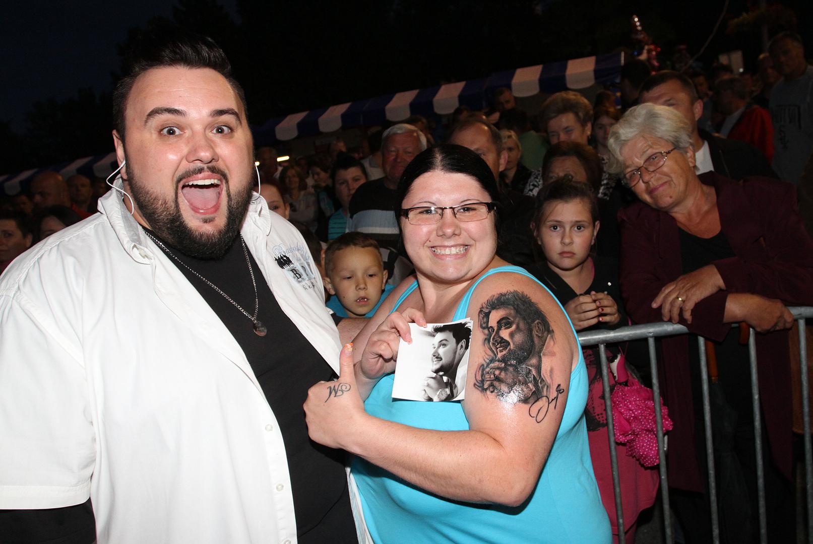 U studio za tetoviranje otišla je kada je čula da će glazbenik održati koncert u Ivancu.