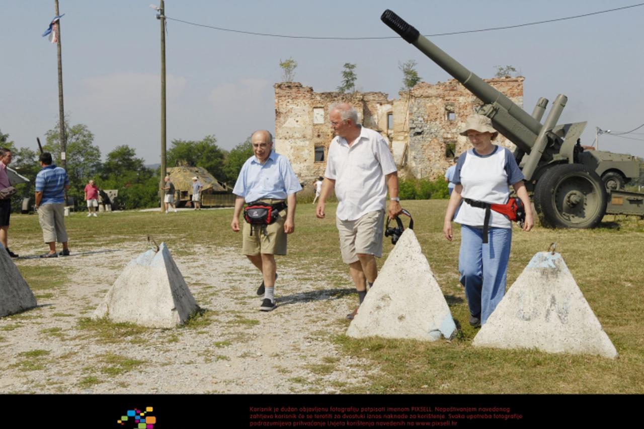 '02.09.2008.Karlovac - Posjetitelji u Muzeju Domovinskog rata u Turnju gdje je postavljeno 15 trodimenzionalnih eksponata borbene tehnike i 5 vrsta eksponata fortifikacija. Muzejsku zbirku naoru\\u009
