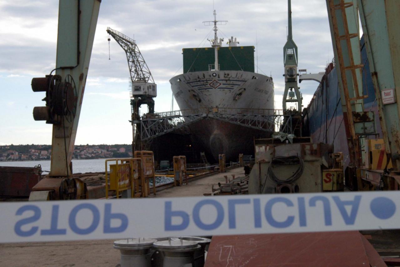 'za  unu...08.11.2004...brodogradiliste Trogir... poginuli...skver...brod...Atlantik Frigo snimio:TIno Juric'