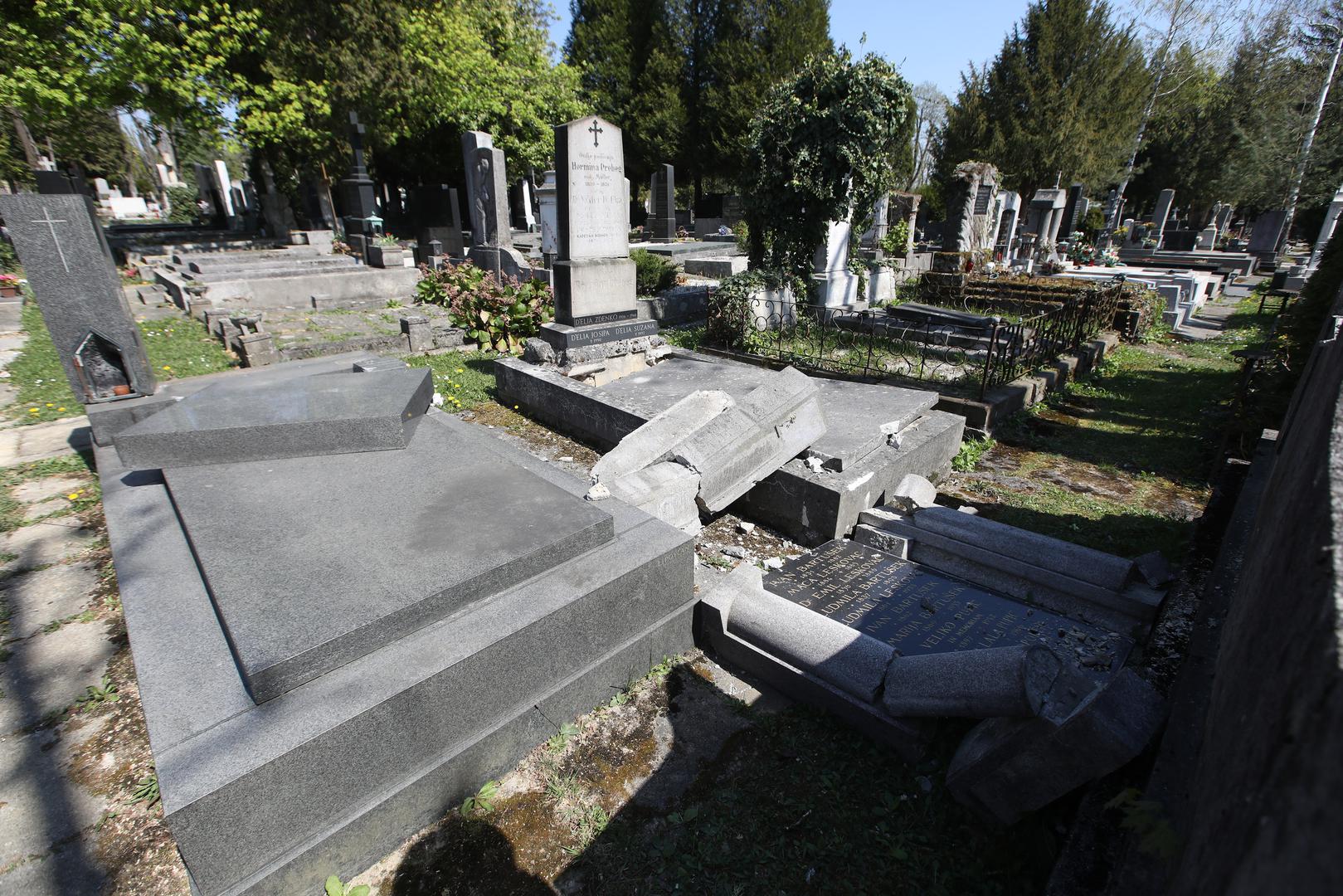 06.04.2020. Zagreb- Nakon potresa u Zagrebu u kojem je gradsko groblje Mirogoj pretrpjelo brojna ostecenja, djelatnici Gradskih groblja popisuju stetu i pokusavaju sanirati manja ostecenja. Potres je ostetio preko 6000 grobova, medju kojima su i spomenici nulte kategorije i mirogojske arkade.
Photo: Boris Scitar/Vecernji list/PIXSELL