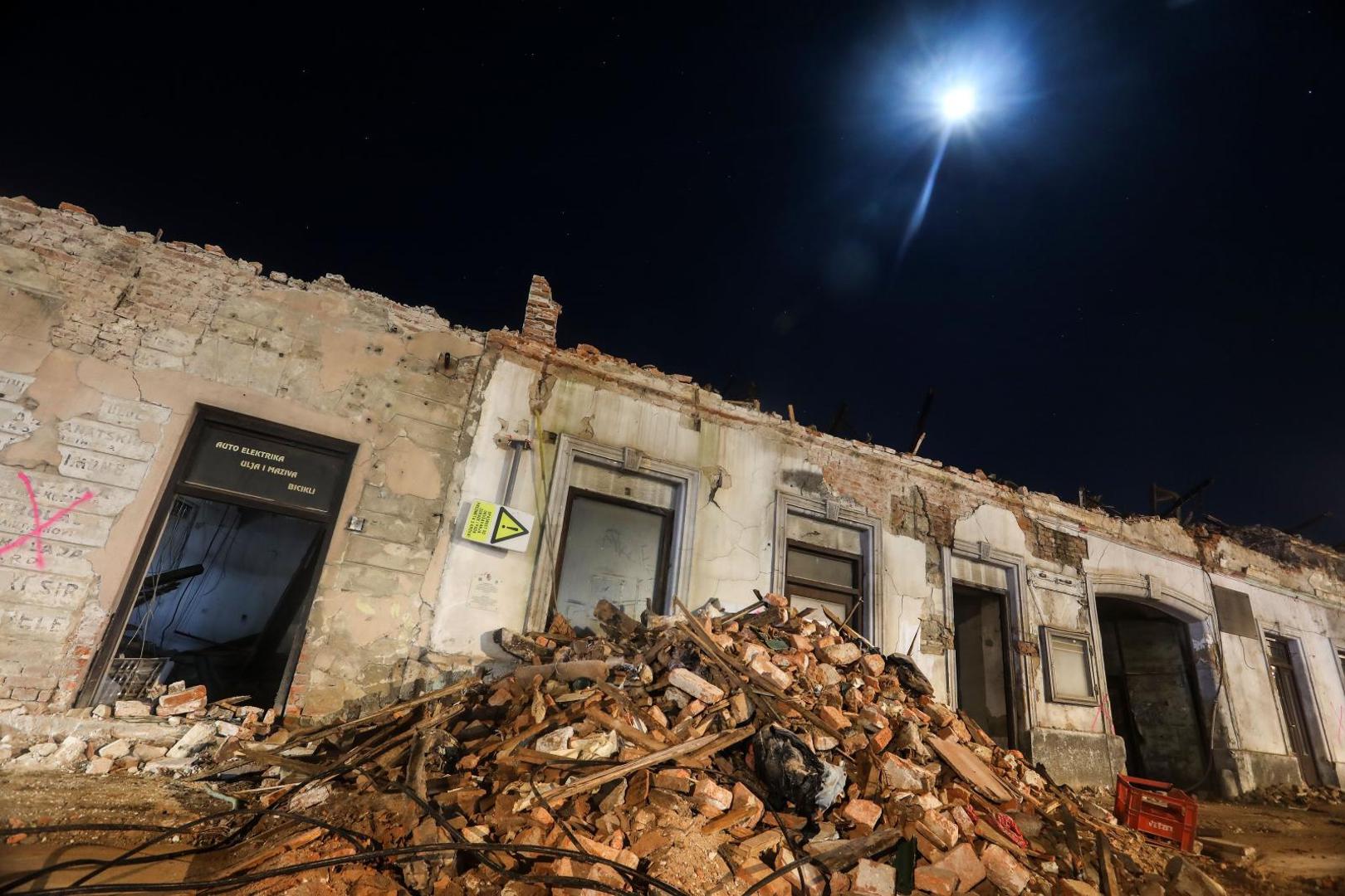 31.12.2020., Petrinja - Obilazak stanovnika Petrinje u novogodisnjoj noci. Photo: Marin Tironi/PIXSELL