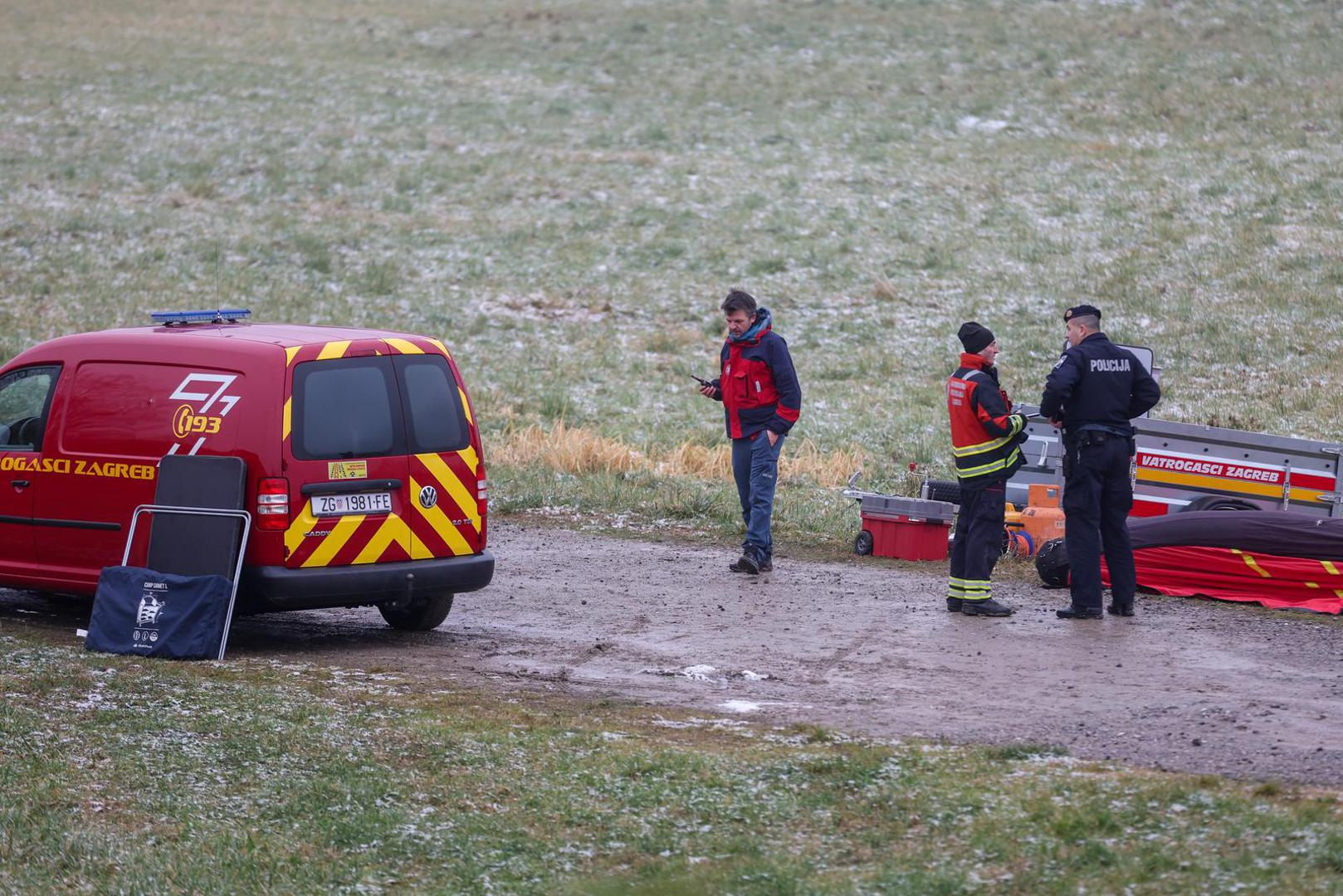 16.01.2025., Zagreb - Vatrogasci uz rijeku Savu gdje se pripremaju za nastavak potraga ze nestalim dijetetom u rijeci. Photo: Igor Kralj/PIXSELL