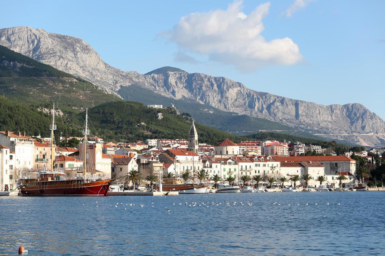 Panoramski pogled s mora na Makarsku