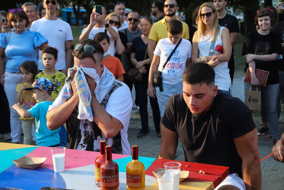 Održano natjecanje u jedenju chilli papričica na Zagreb burger festivalu