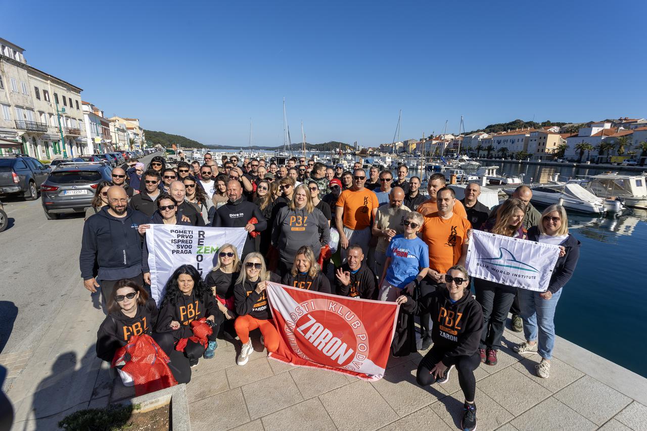 Mali Lošinj: Institut Plavi svijet u suradnji s ronilačkim centrom Subseason Diving Mali Lošinj organizirali akciju čišćenja podmorja