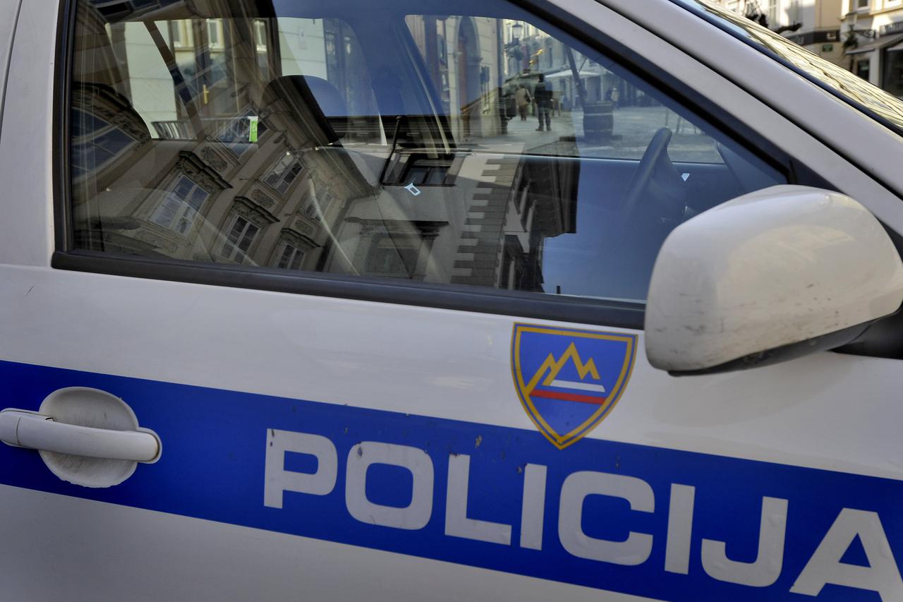 Ljubljana: Automobil policije ispred Gradske vije?nice