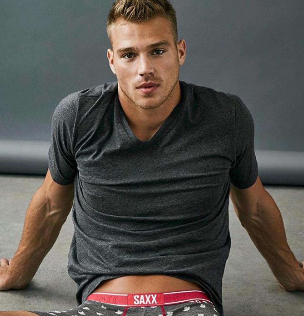 Zahvaljujući zamamnim fotkama na Instagramu došao je i do većih ugovora, poput onog s Nikeom. 