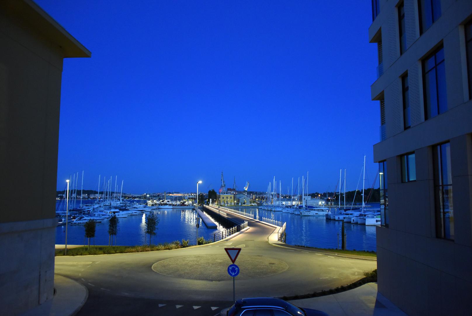 Hotel se nalazi u sklopu marine Polesana.