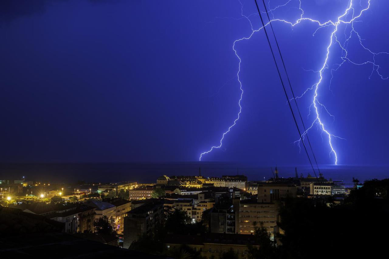 Grmljavina praćena kišom zahvatila područje Rijeke